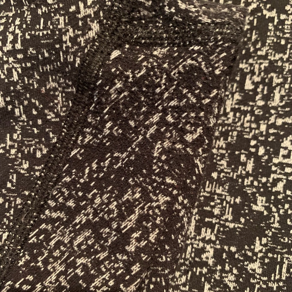 Lululemon Black & White Textured Wunder Unders - Picture 7 of 9